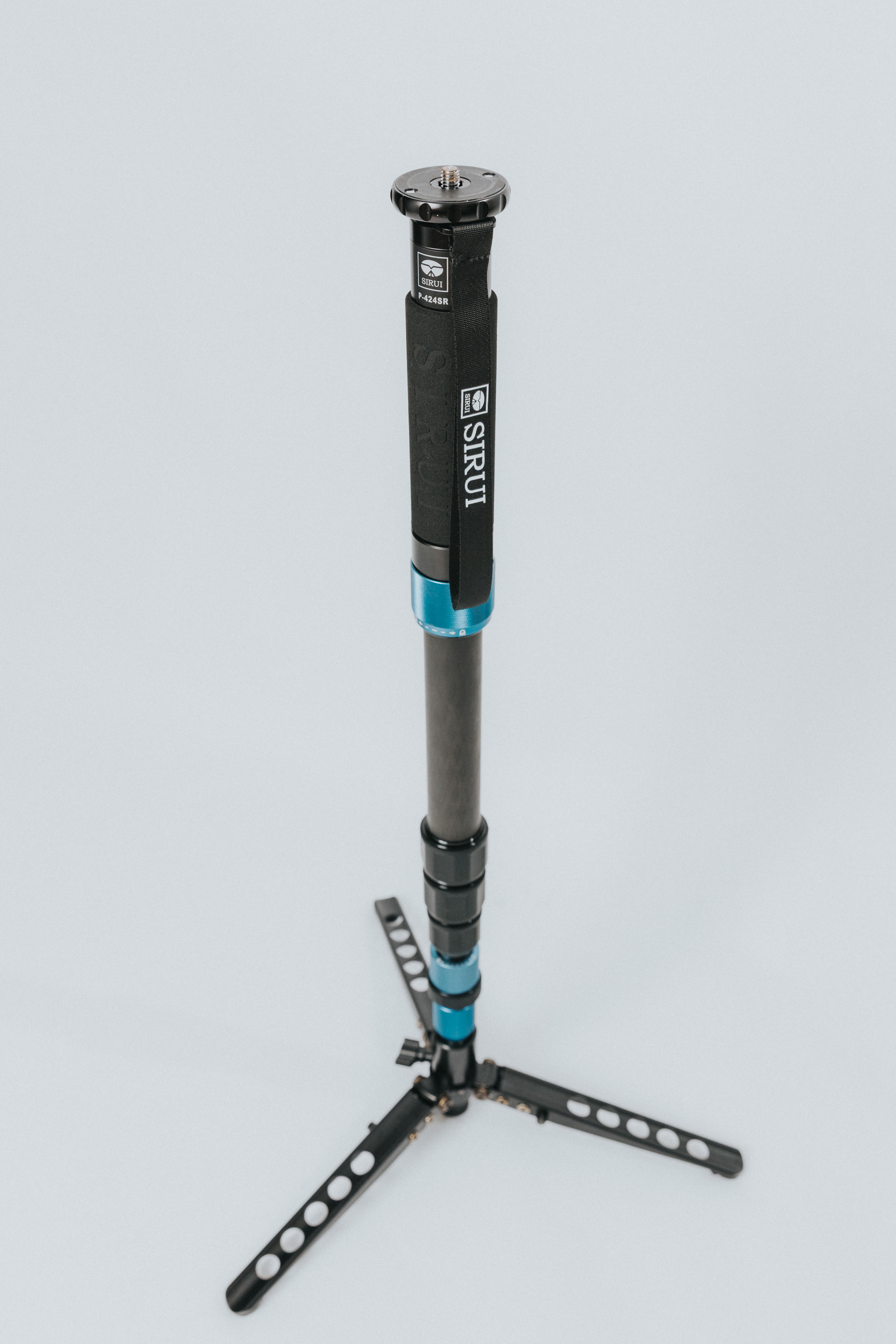 🎥 sirui p‑424sr carbon fiber photo/video monopod – includes fold‑out support feet
