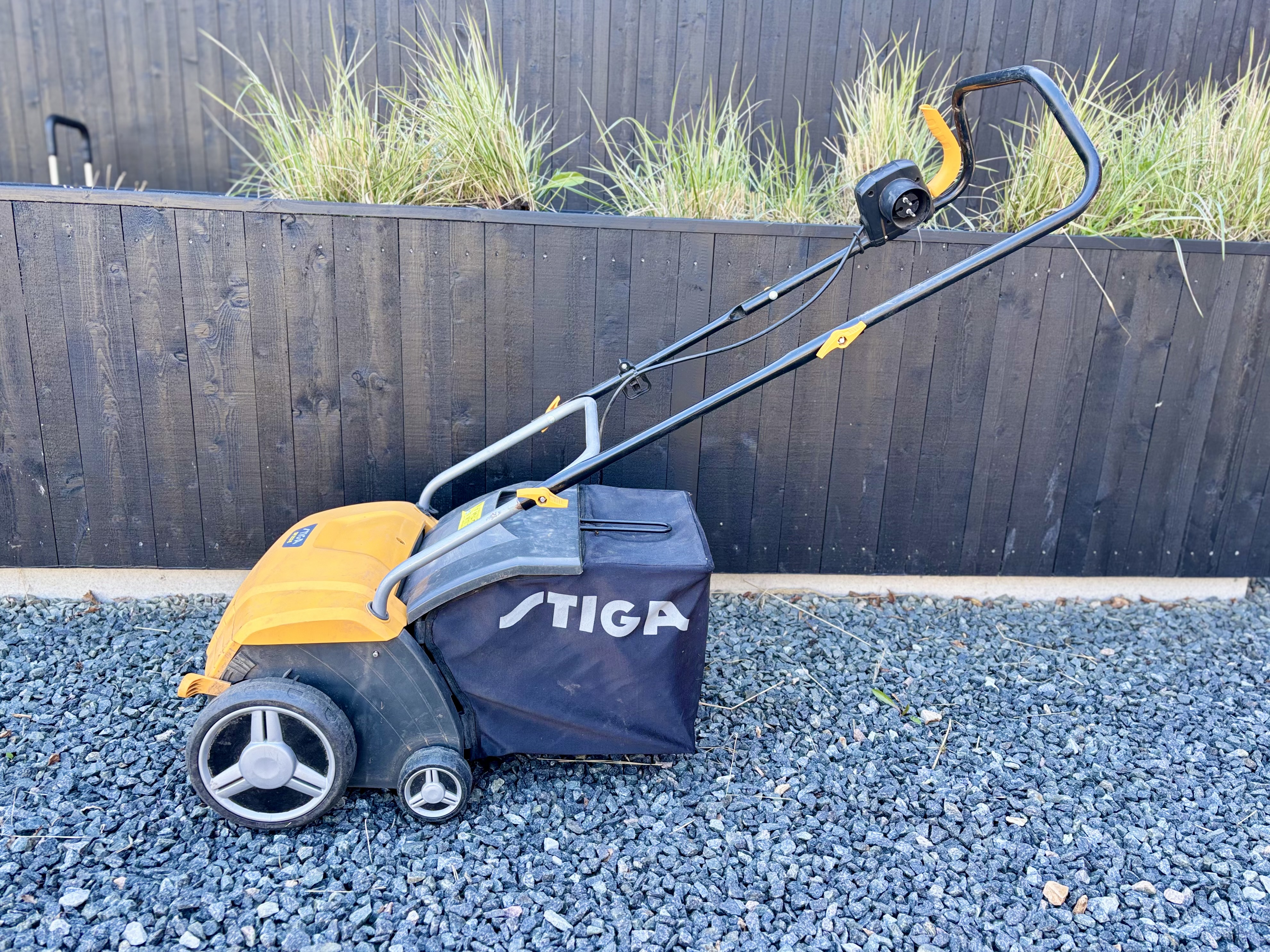 Stiga vertikalskärare sv213e – för friskare & grönare gräsmatta