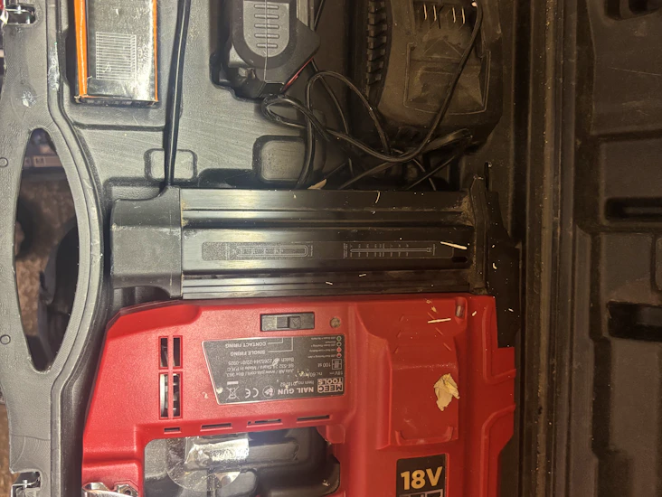 Batteridrevet spikerpistol 18 v 15-51 mm