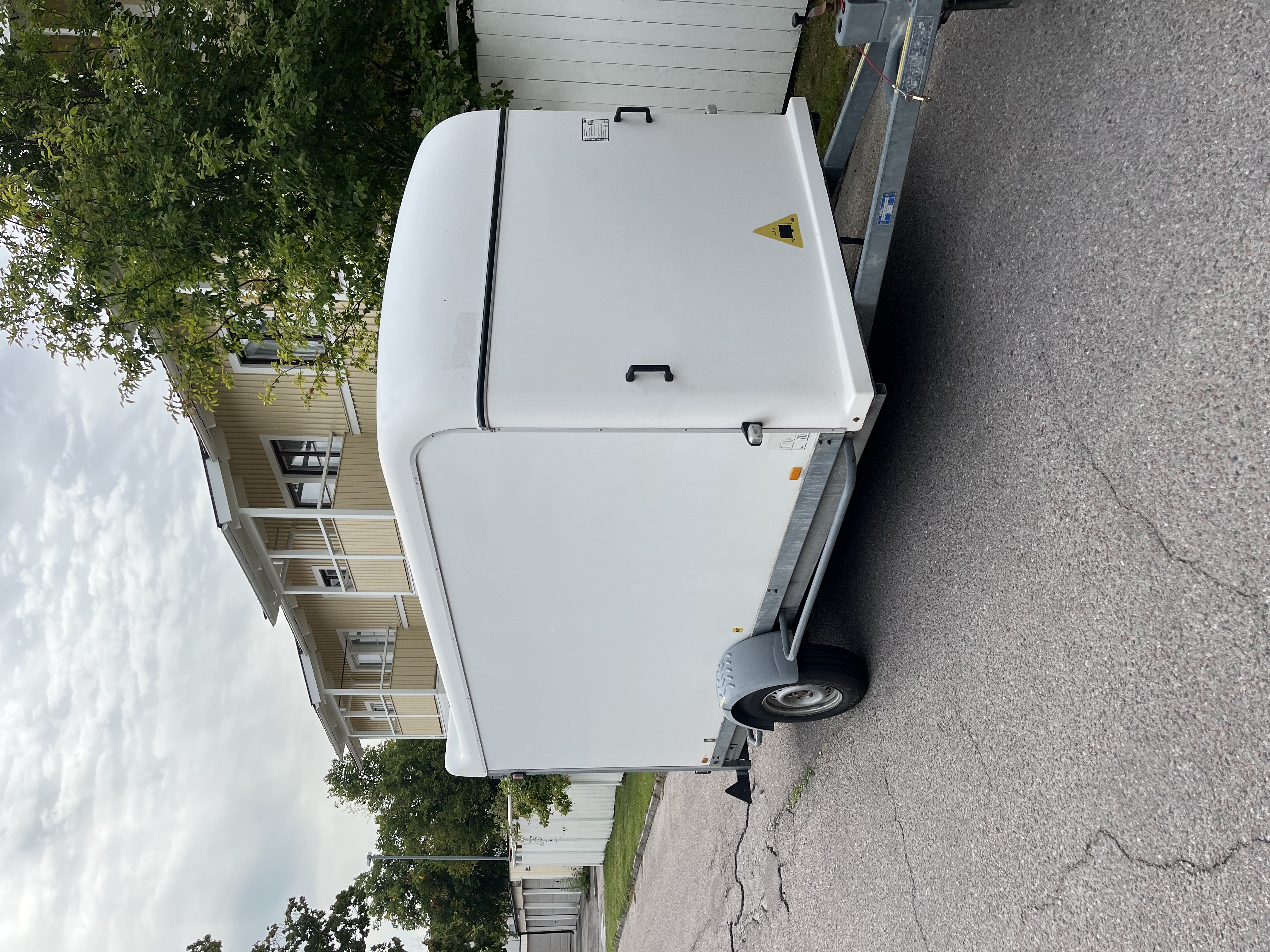 Lastat släp för b96