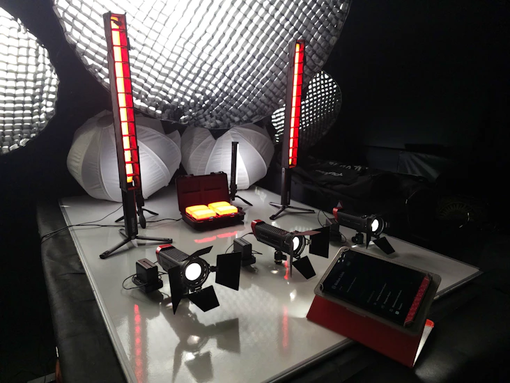 Aputure: creative / highlights & color light kit: tablet with sidus app control + 2x t2c + 4x mc + almw + 2x nanlite 6c + 3x ls-mini20 c
