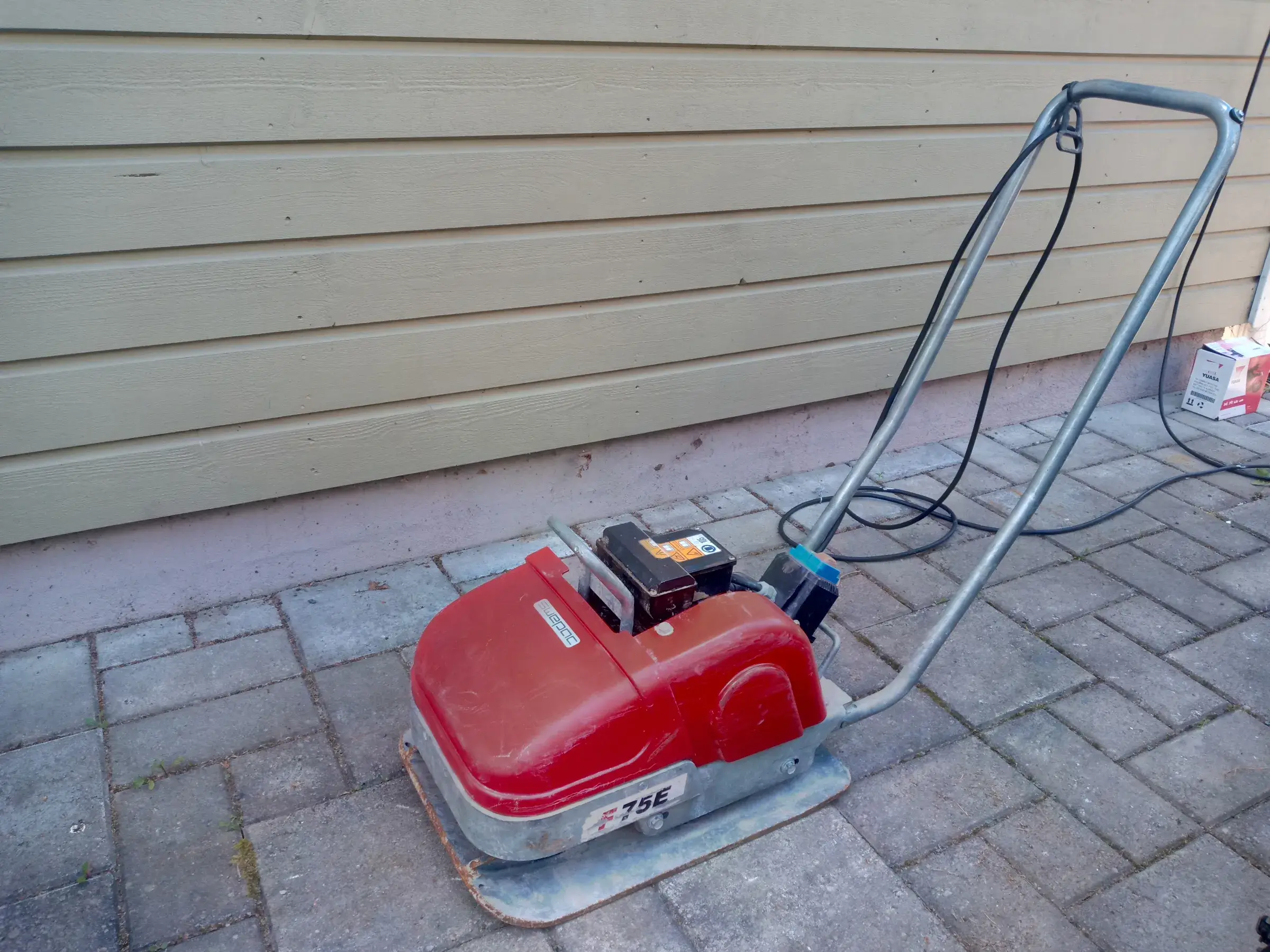 75 kg maantiivistäjä