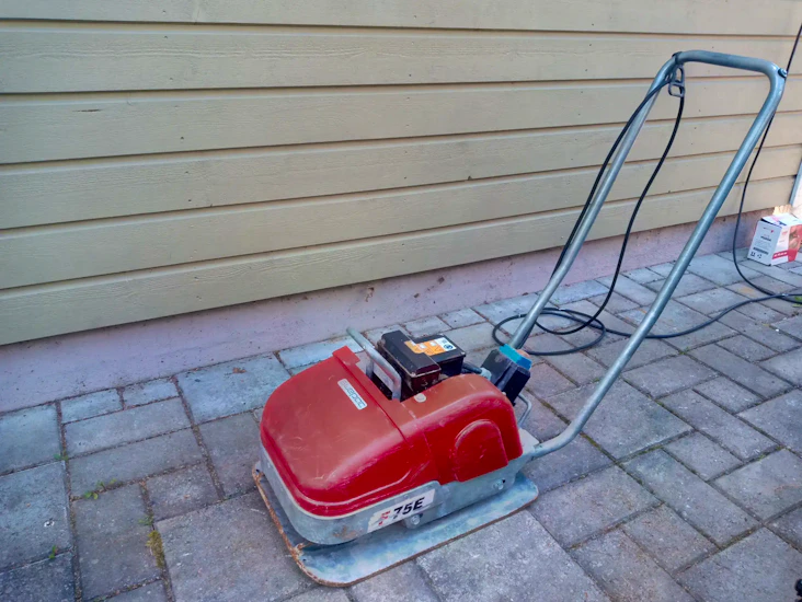 75 kg maantiivistäjä
