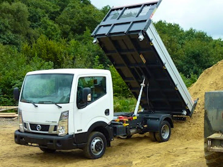 Bil med lasteplan og 3-veis tipp – kan kjøres med vanlig førerkort!