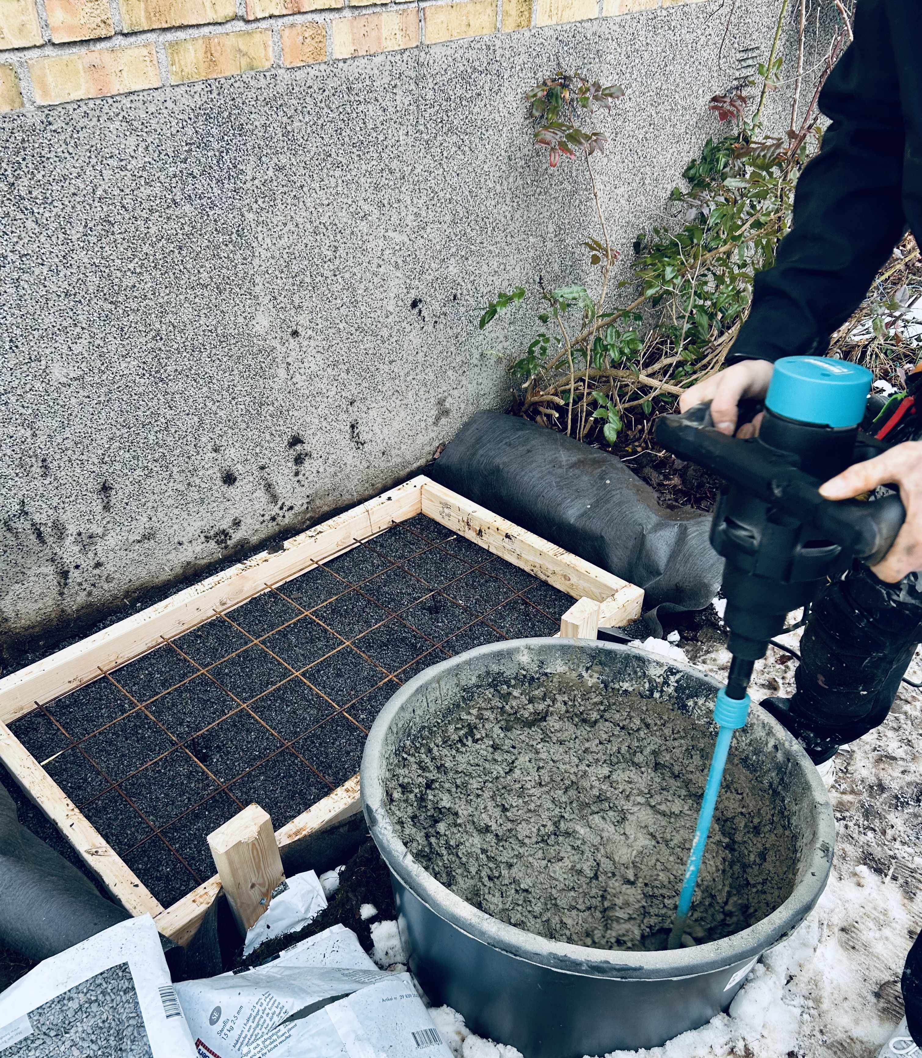 Betong- och/eller cementblandare med 90l murarbalja