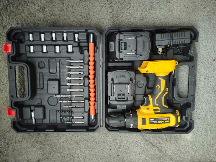 Cordless power drill kit