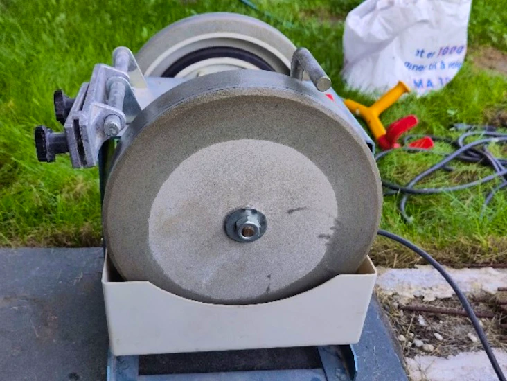 Vannkjølt slipemaskin med poleringsskive