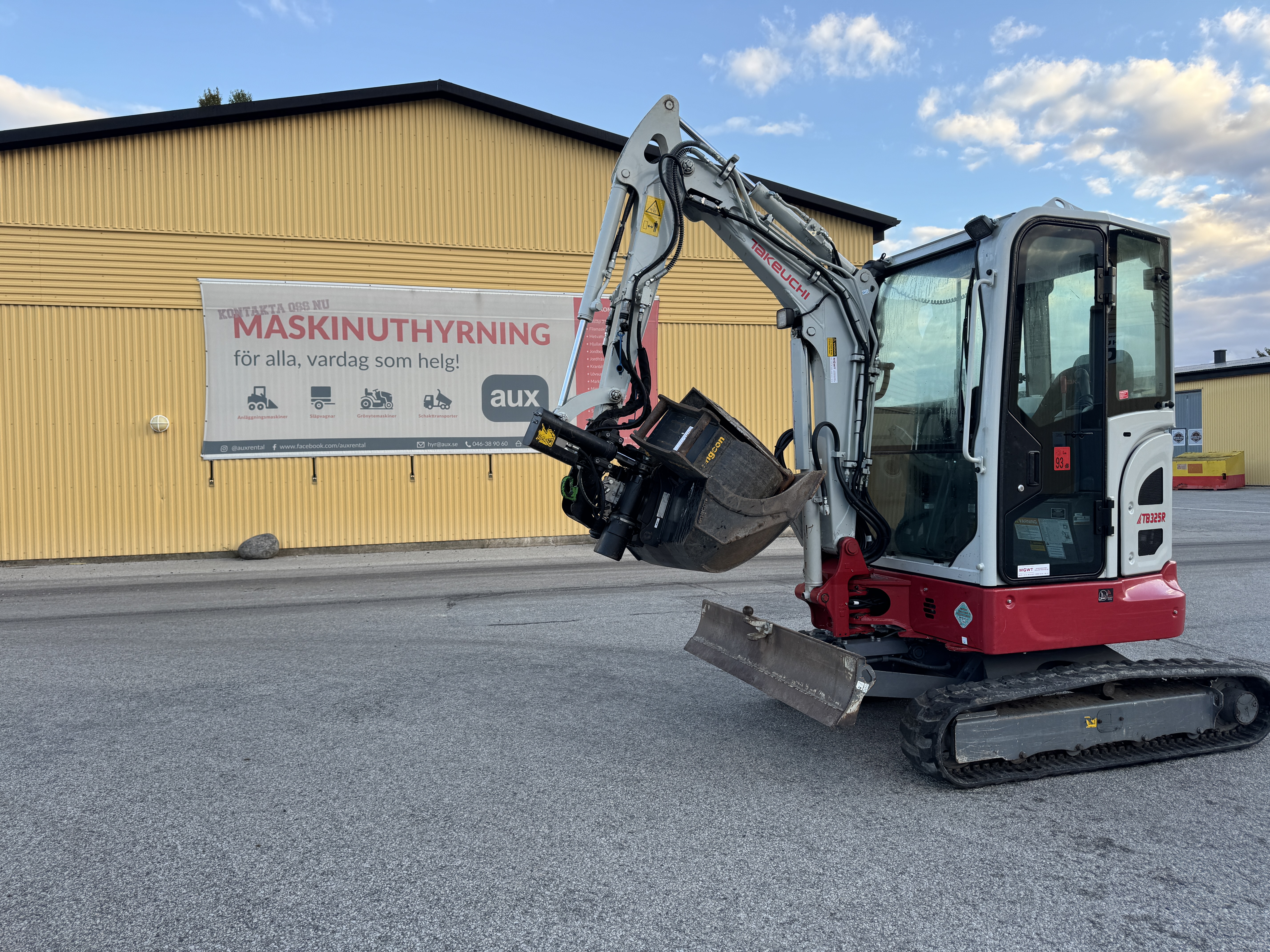 2,5ton rototilt takeuchi tb325 