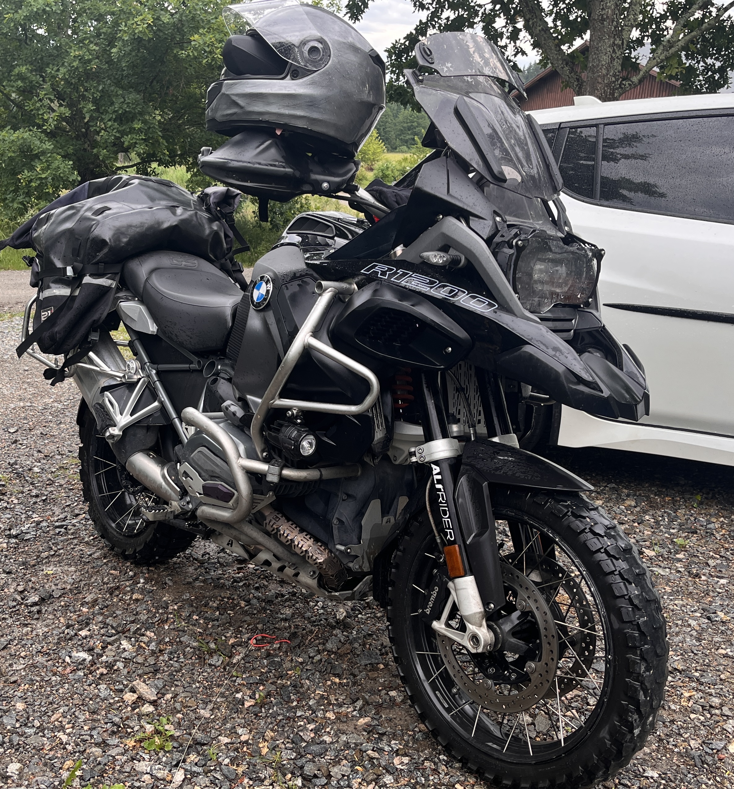 Bmw r1200gsa 2016 med låsbara hårda sidoväskor/sadelväska