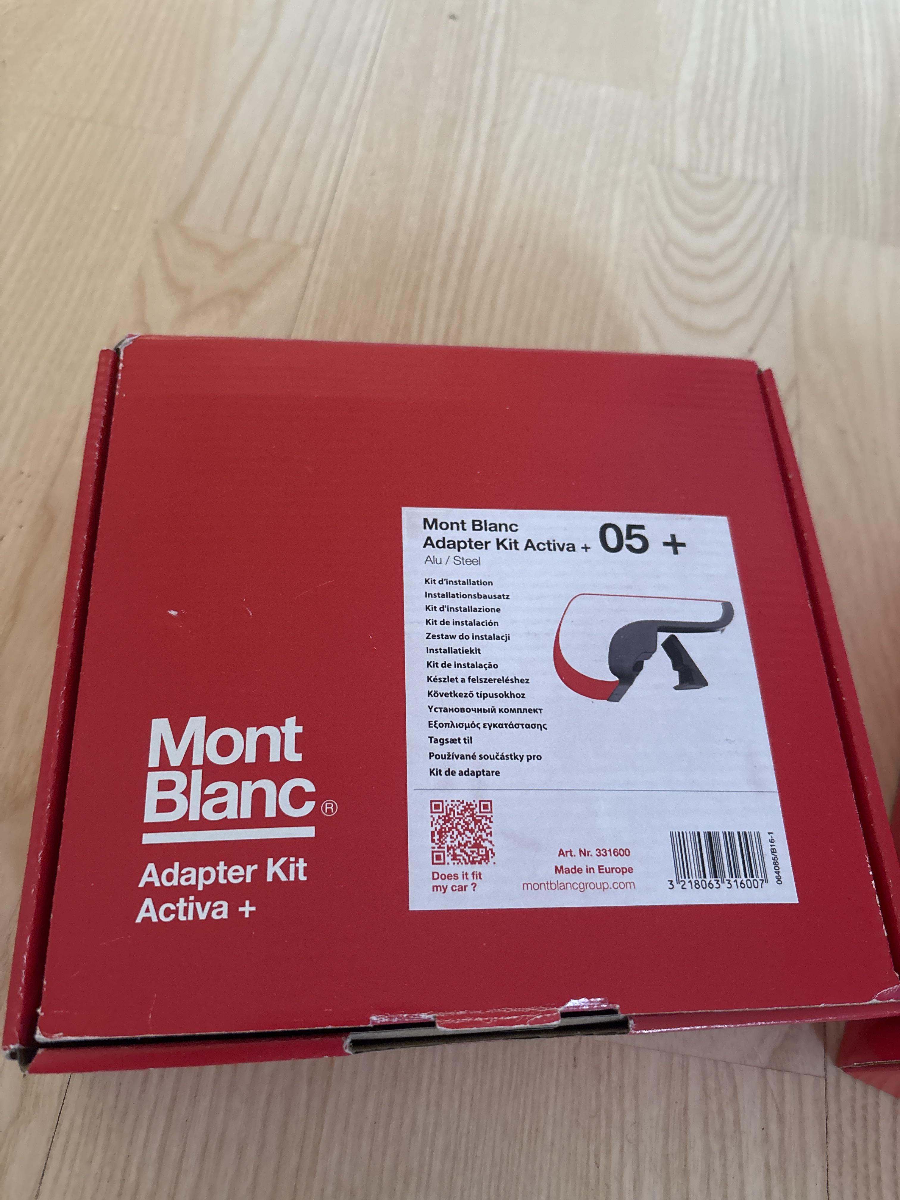 Takräcke med tillhörande fäste för integrerad reling