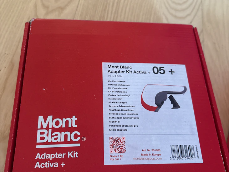 Takräcke med tillhörande fäste för integrerad reling