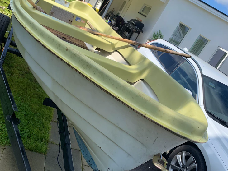 Roddbåt med tillhörande åror