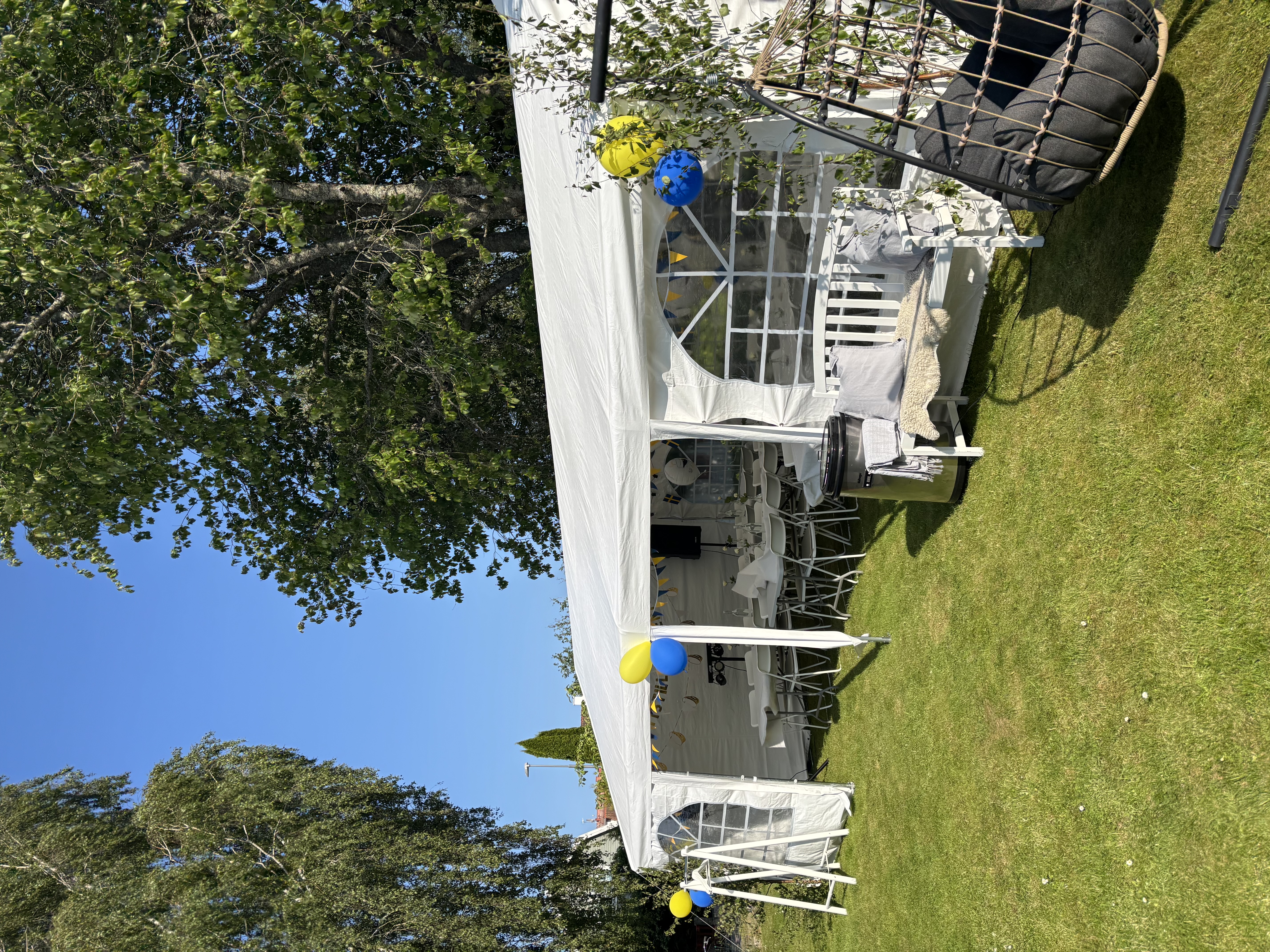 Partytält med stolar och bord