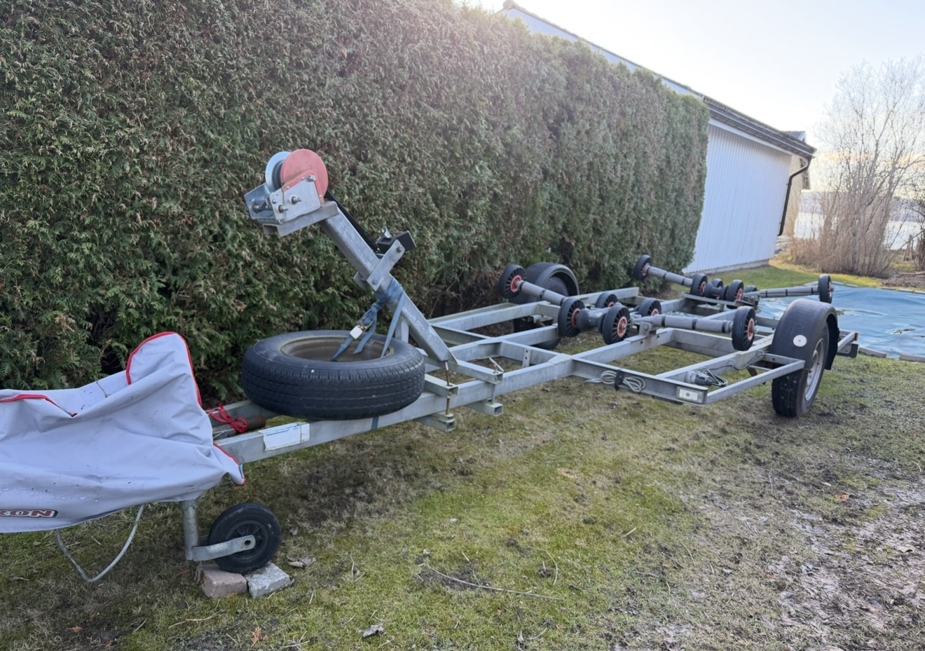 Båttrailer uthyres med  självjusterande stöttor – 1300 kg