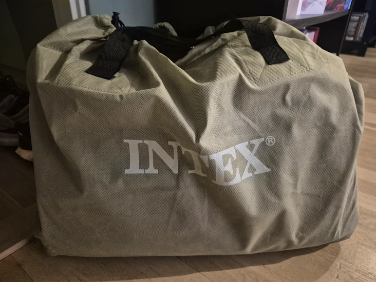 Oppblåsbar dobbel gjestemadrass med innebygd pumpe