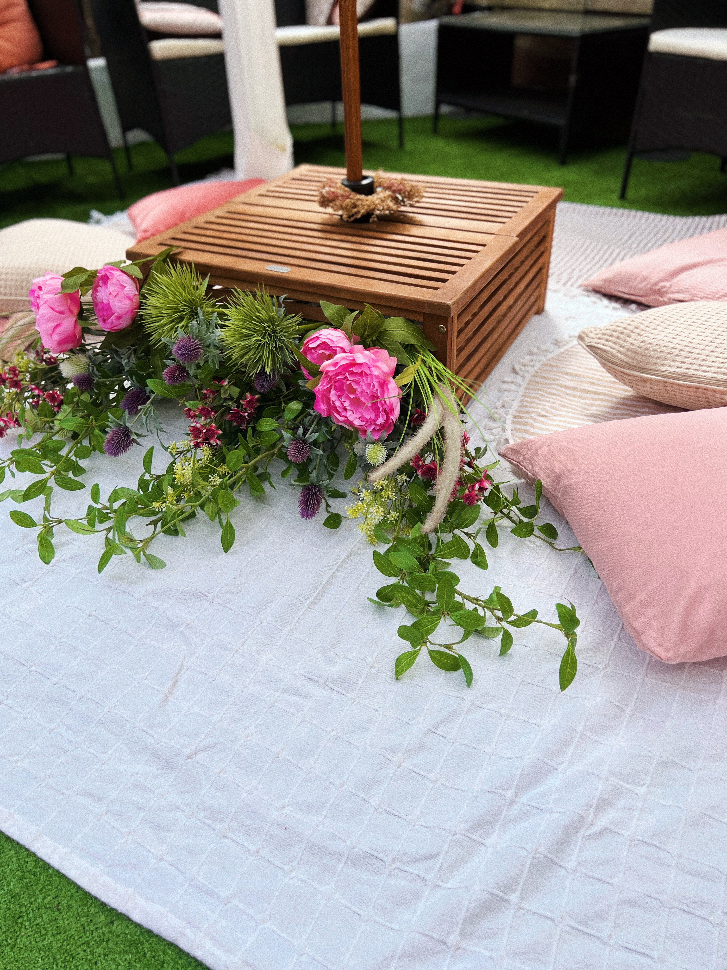Picnic cushions (x10) and large white picnic rug