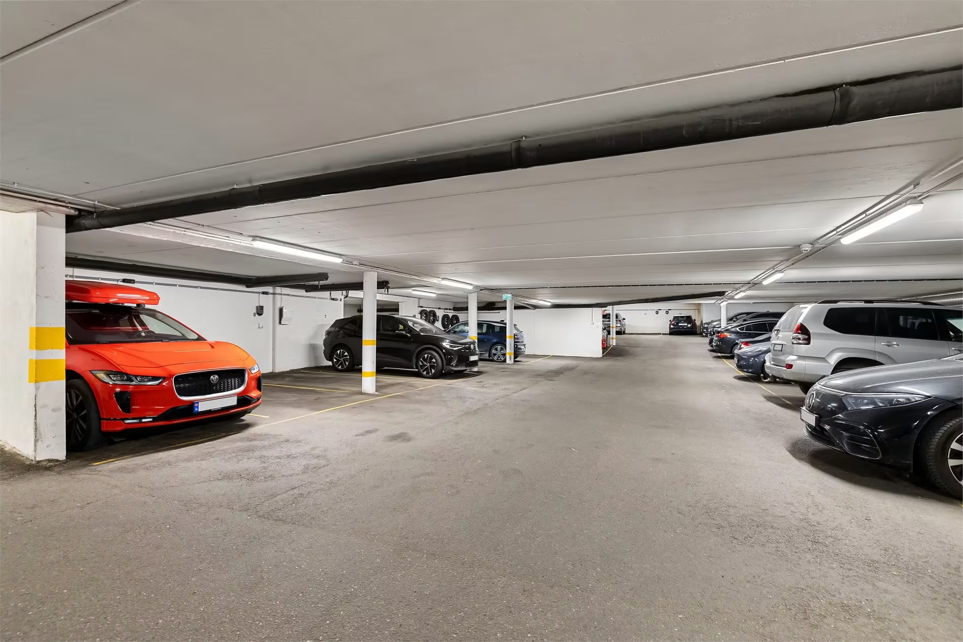 Sentrumsnær parkeringsplass, innendørs. 