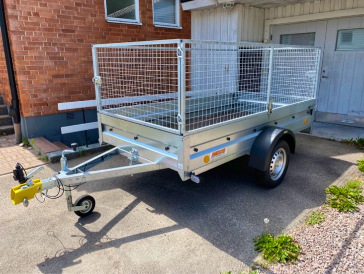 750 kg släpvagn med lastkapacitet 253x129cm