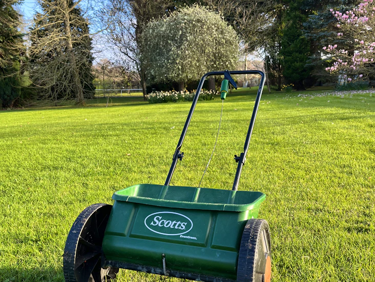 Drop lawn feed & seed spreader