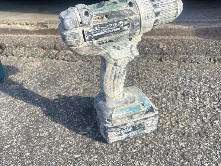 Makita borrskruvdragare + batterier och laddare