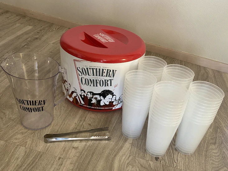 Coctailmukit ja jääpala-astia