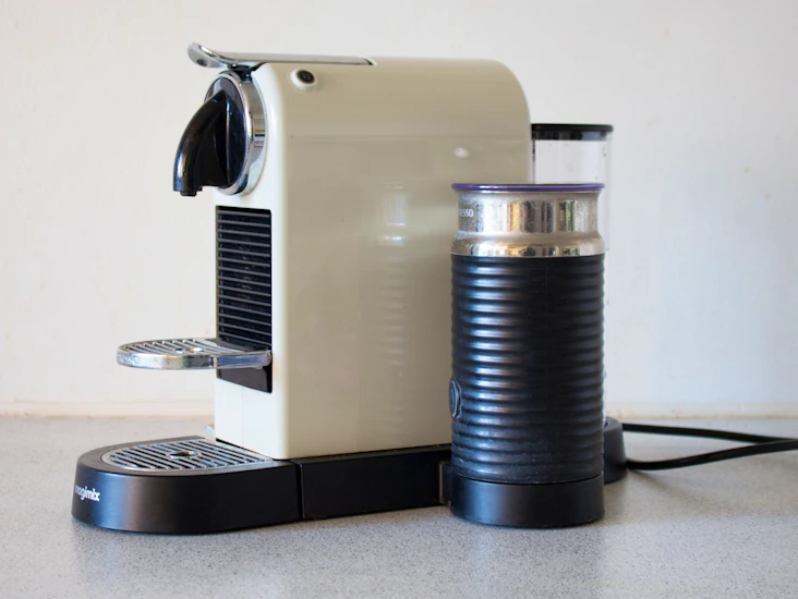 Nespresso coffee machine (pods included)