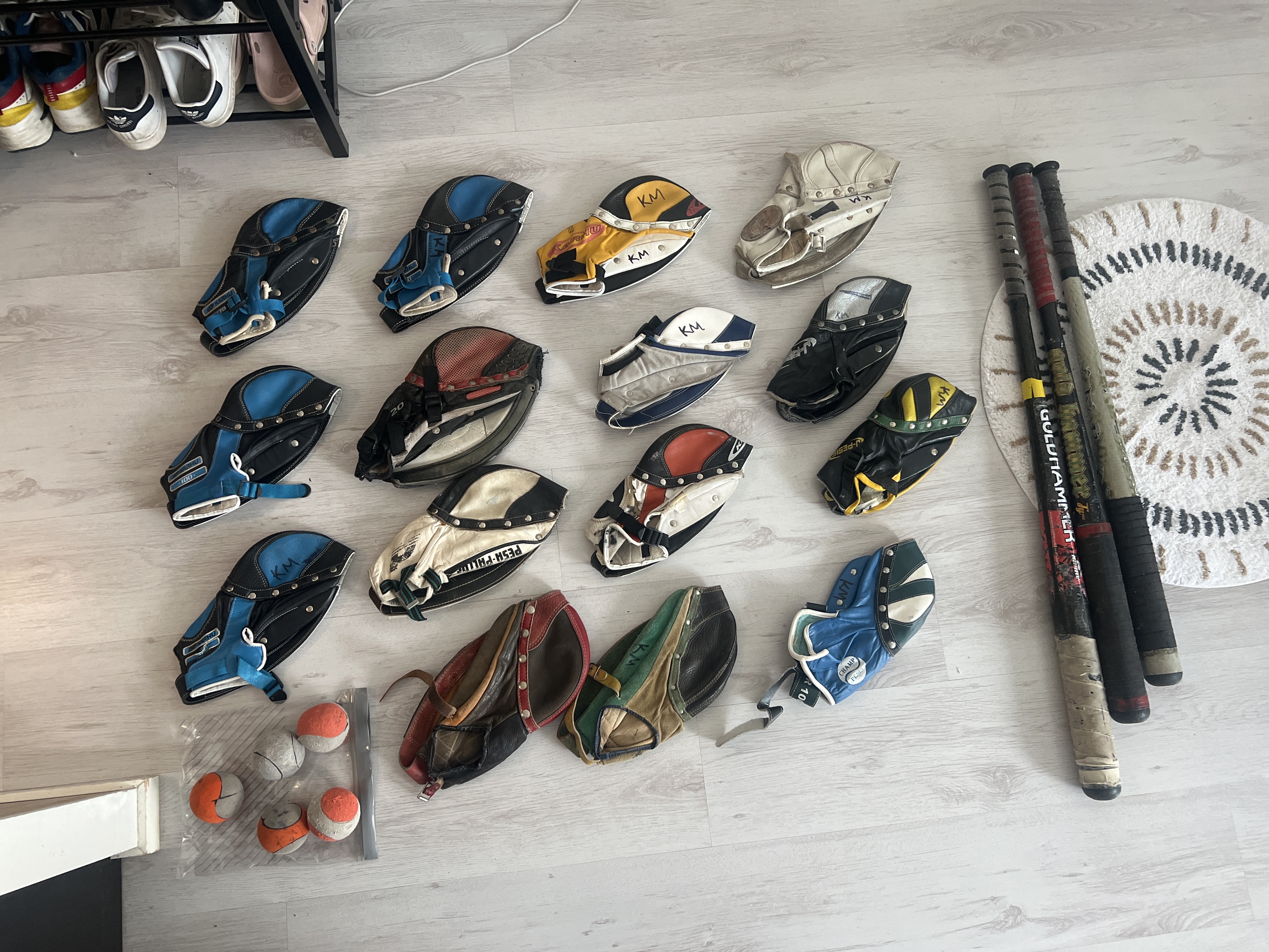 Pesäpallovarusteet / baseball equipment