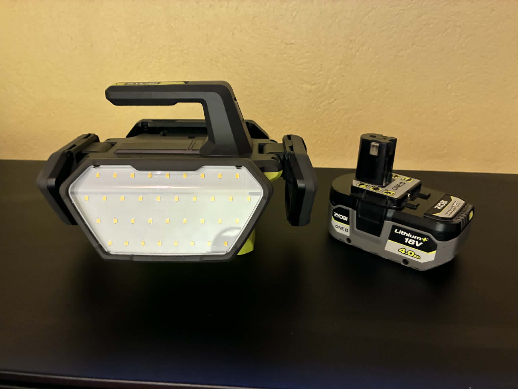 Ryobi portabel och riktbar bygglampa