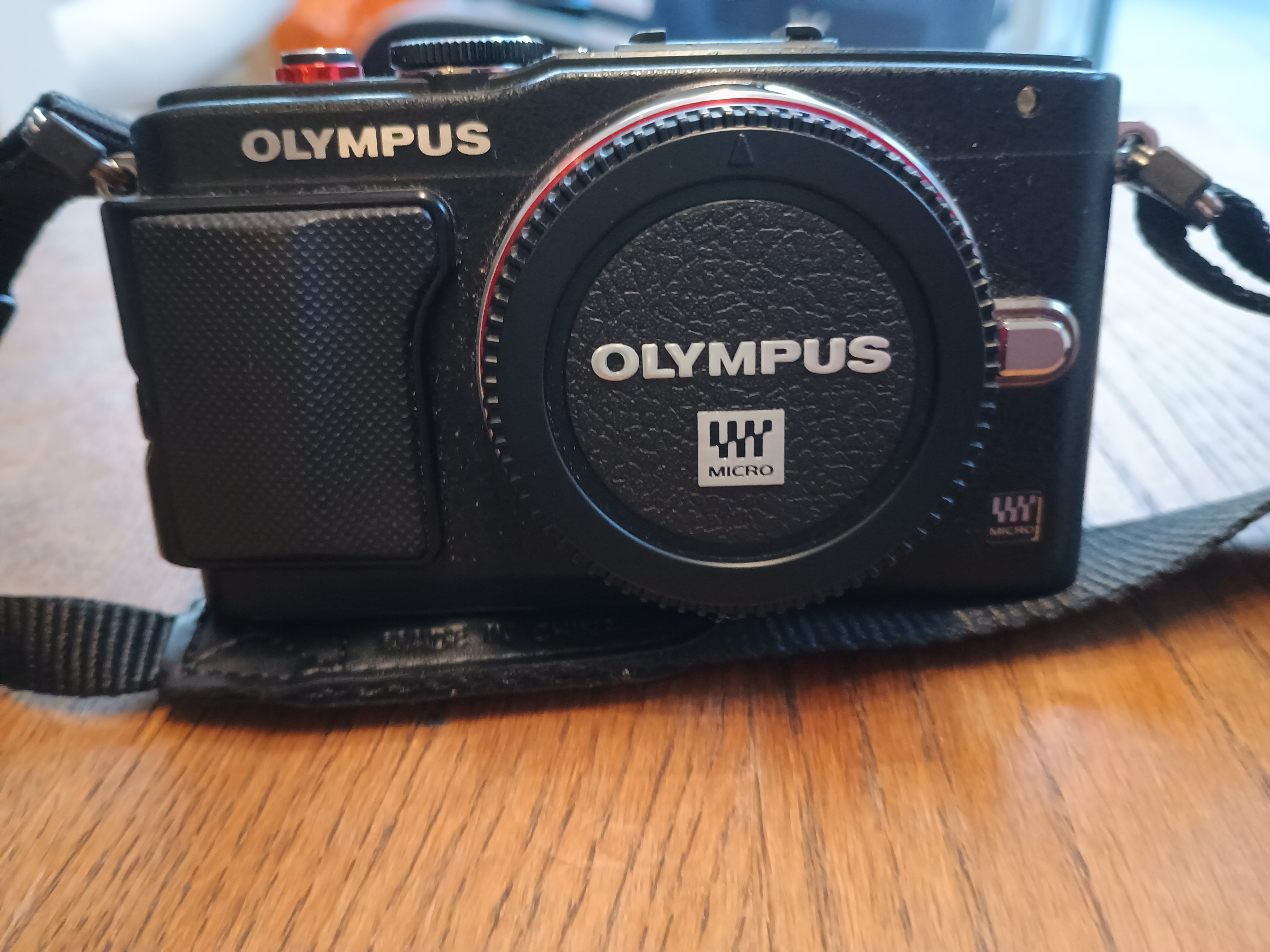 Olympus e-pl6 mirrorless camera body