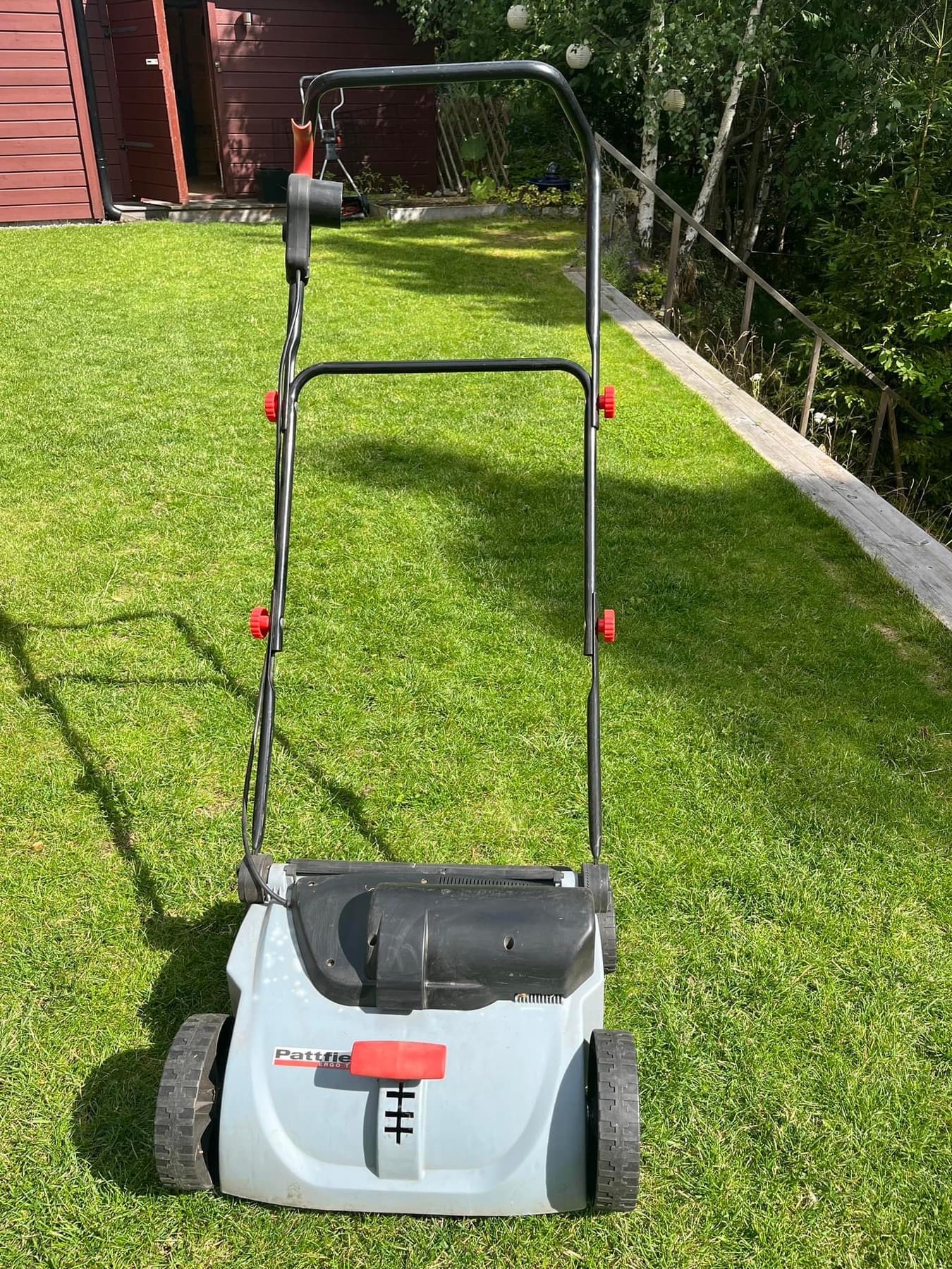 Vertikalskärare och mossrivare eldriven