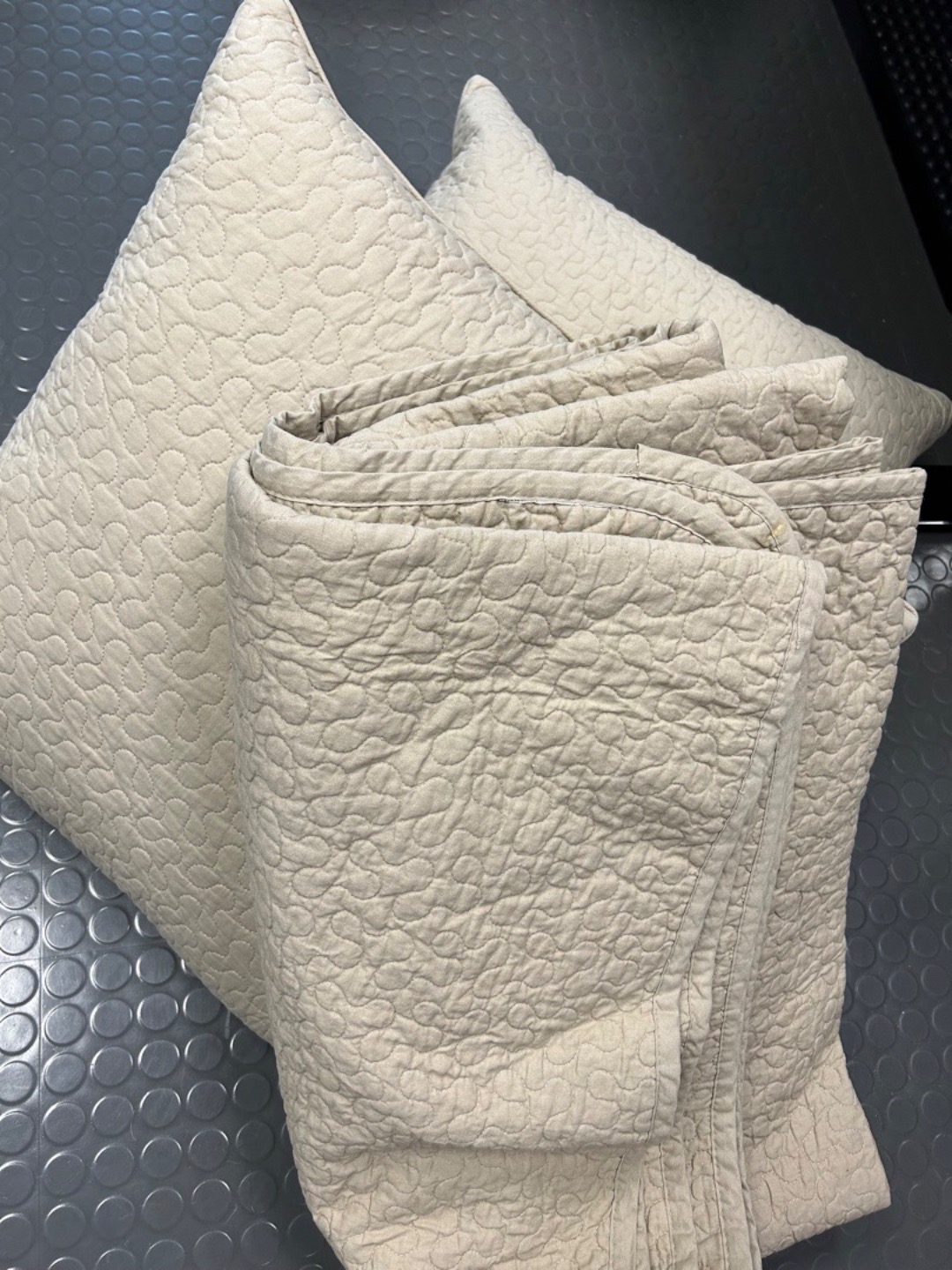 Sengeteppe (180 cm seng) og puter