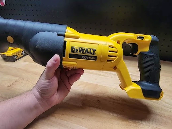 Dewalt dcs380 20v cordless reciprocating saw