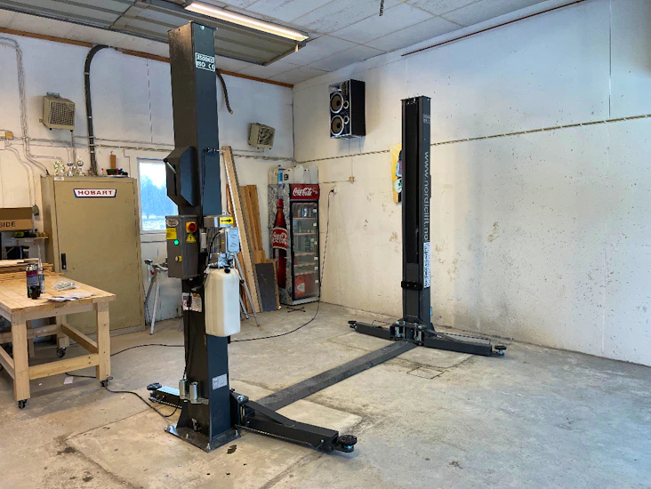 Verksted med løftebukk leies ut.