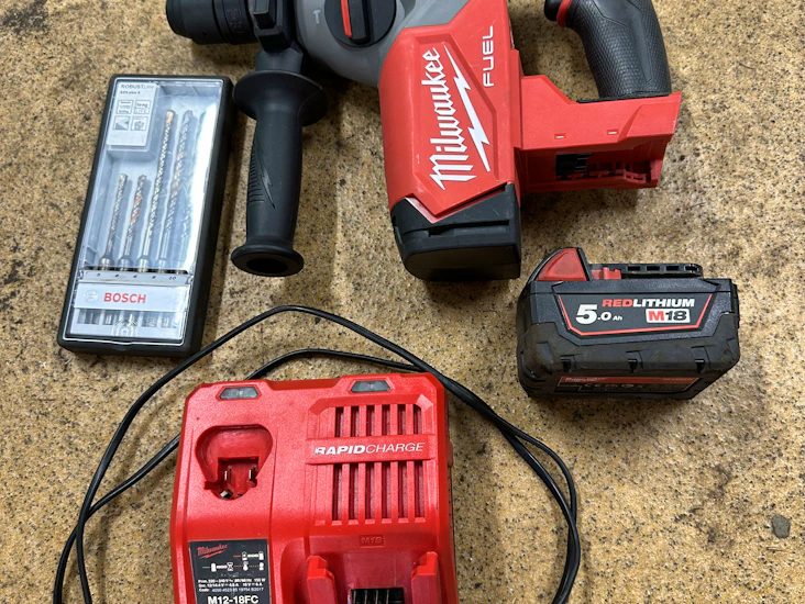 Milwaukee m18 fhx slagborrmaskin med tillbehör