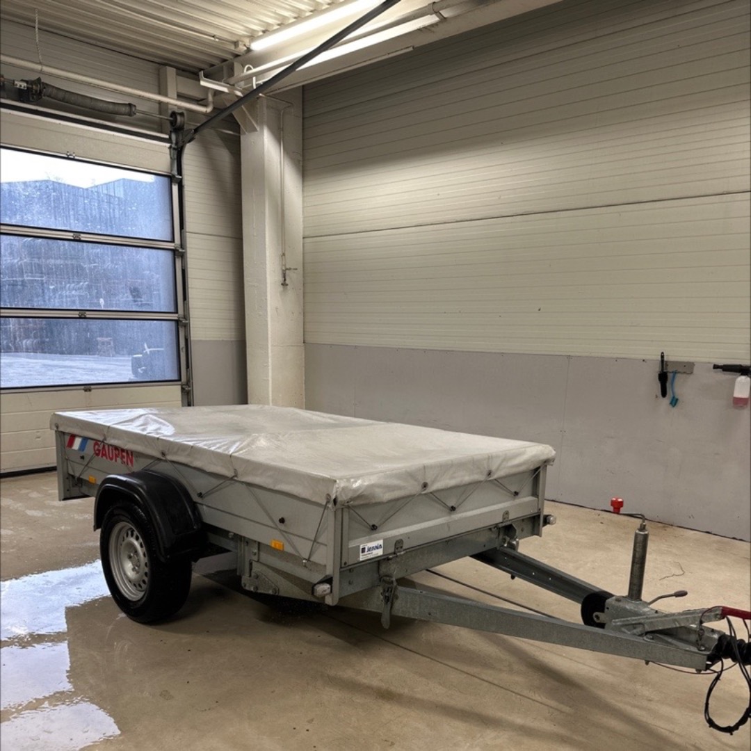 Tilhenger med tipp og god lastekapasitet.