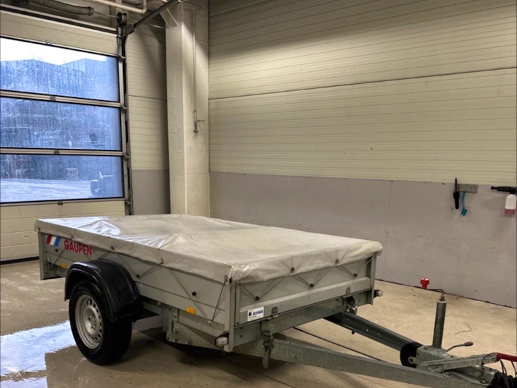 Tilhenger med tipp og god lastekapasitet.