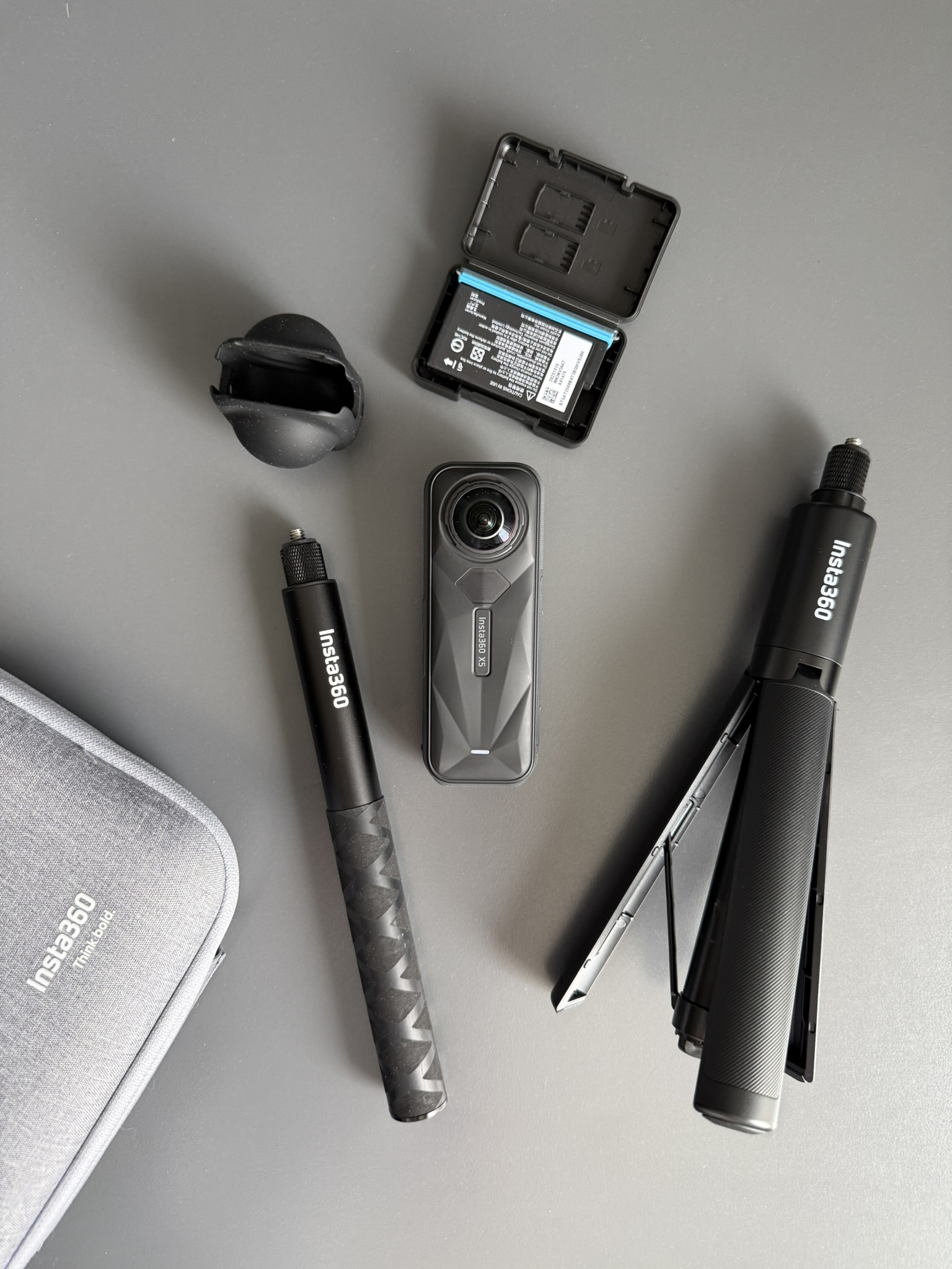 Insta360 x5 essentials bundle: 2 akkua, nopea laturi, kaksi selfie tikkua, sekä muita lisävarusteita