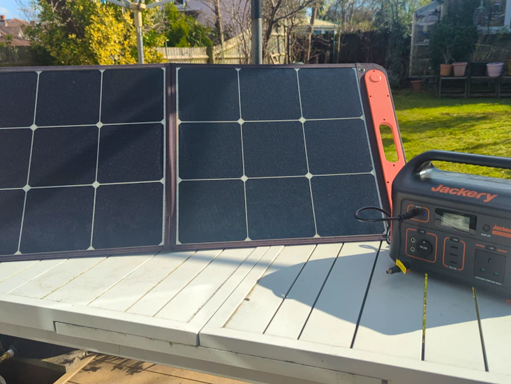 Jackery 500 camping battery with solar pannel