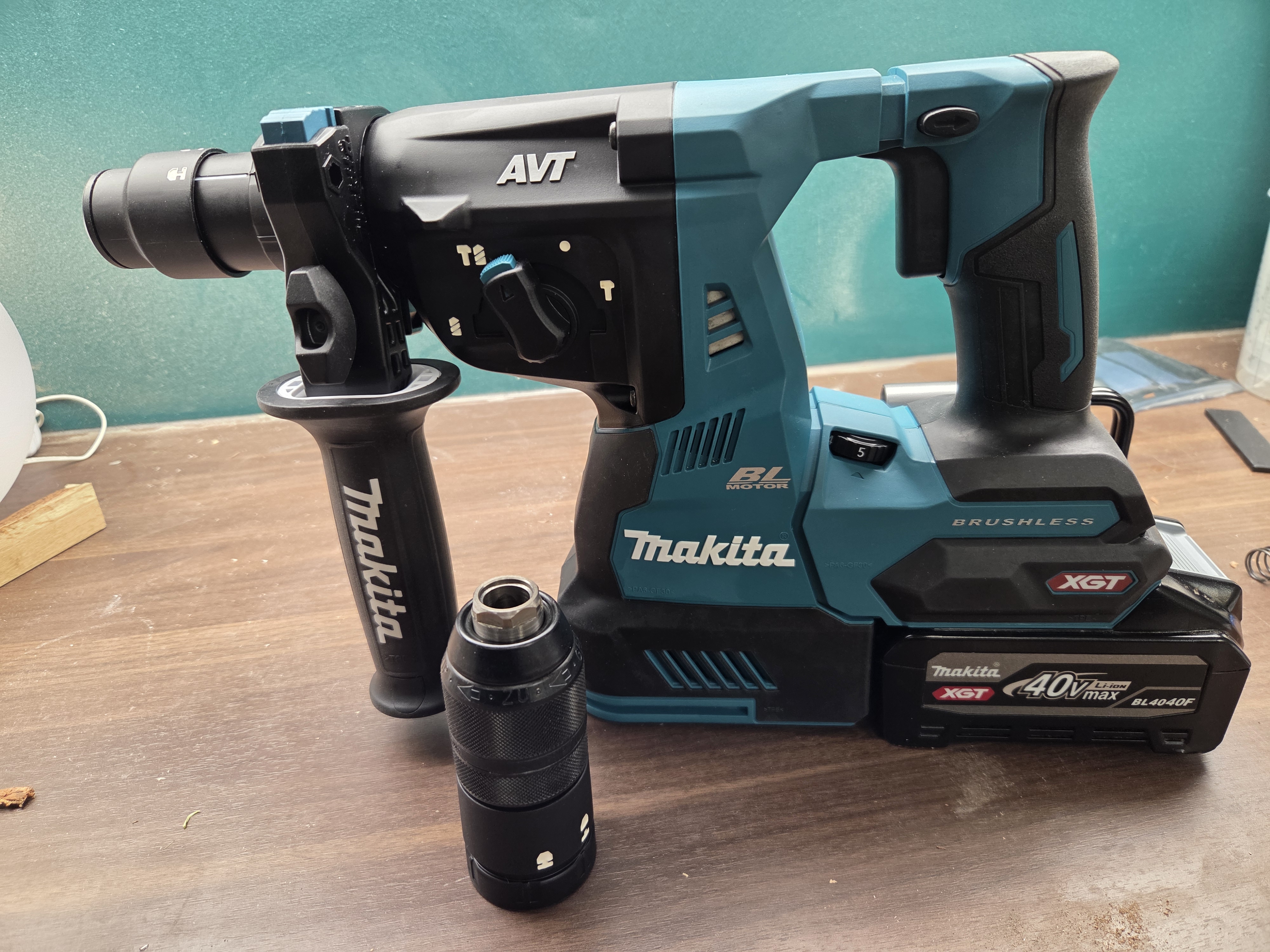 Makita xgt 40v, 2,9j