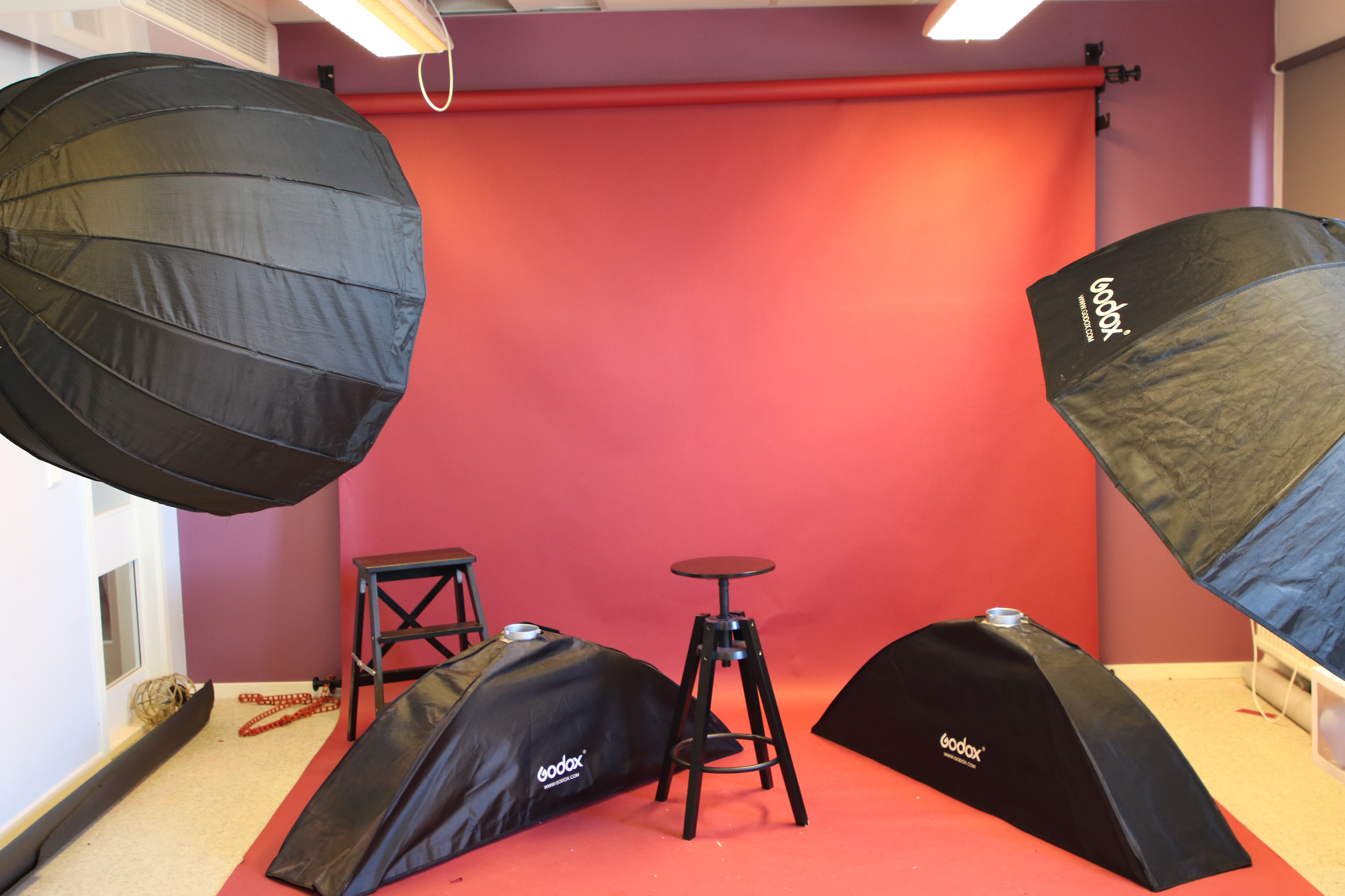 🔥 proffsig fotostudio uthyres – blixtar, flera bakgrunder & redo att köra! 🔥