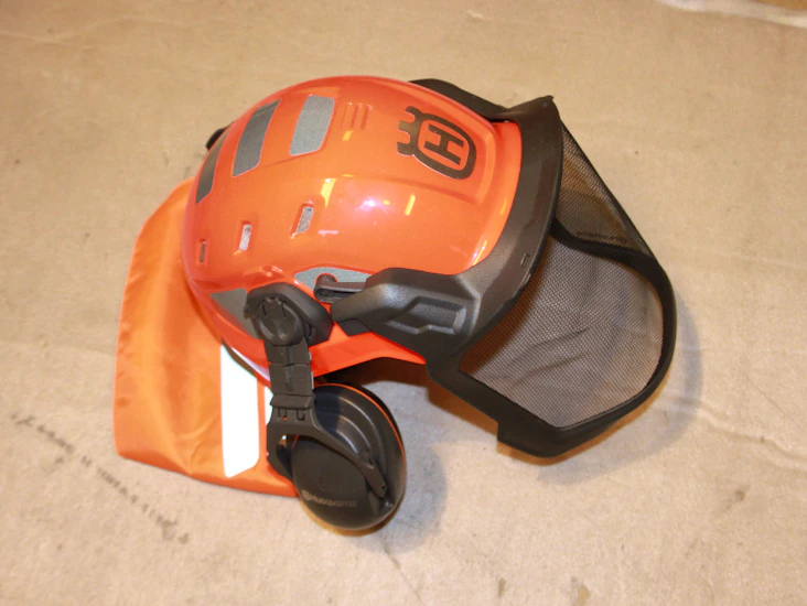 Skyddshjälm med hörselkåpor