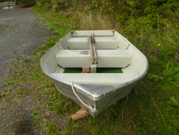 Båt som ligger i havn i førde.