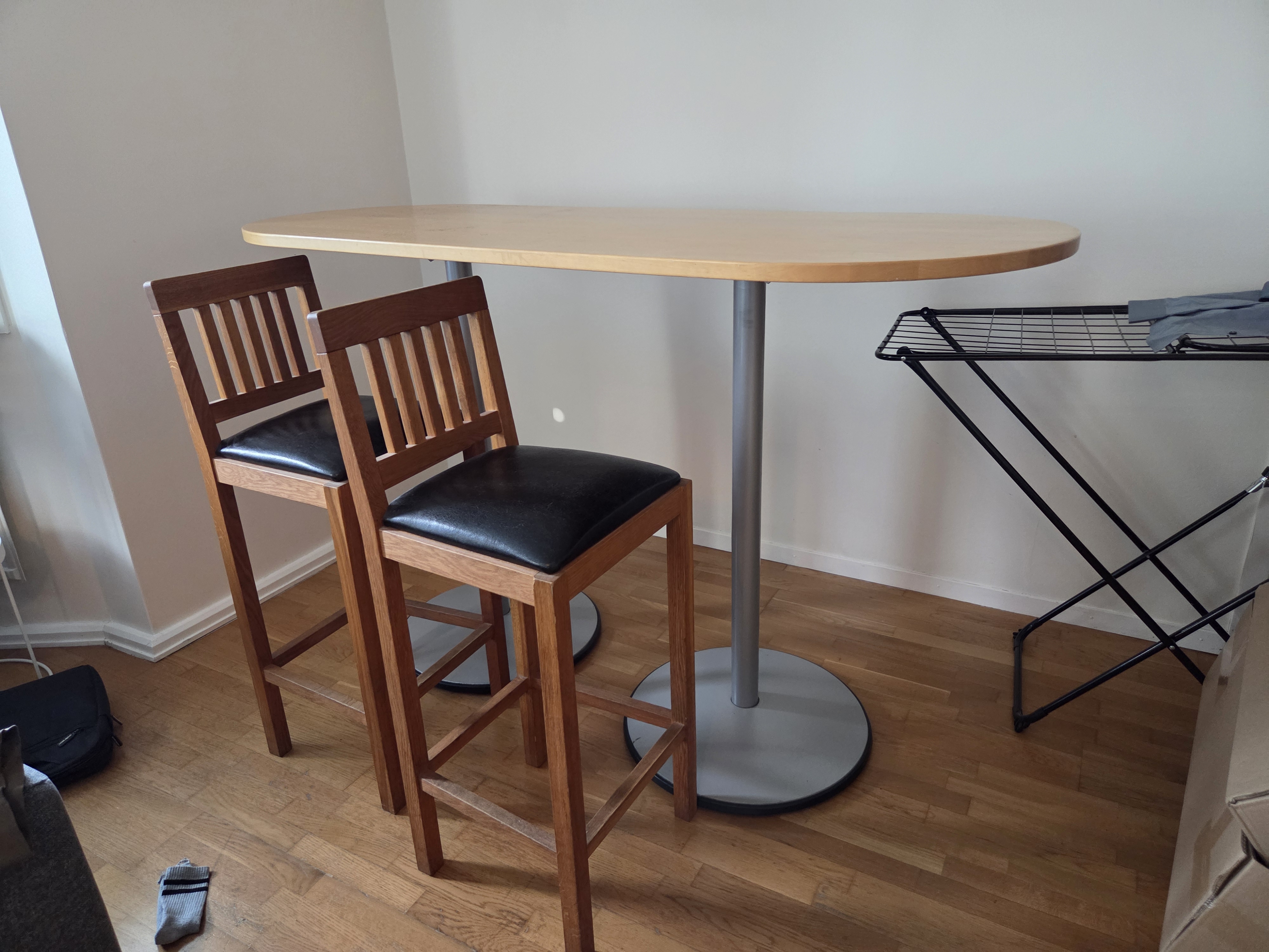 Bord med 2 stolar bortskänkes (gratis)