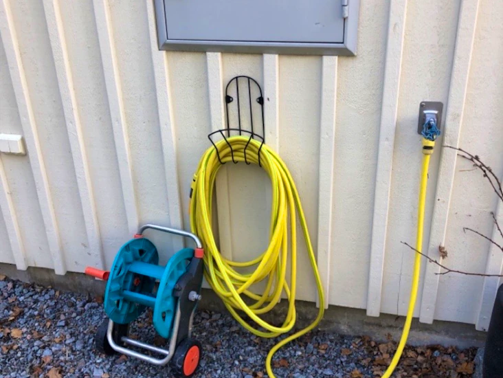 Trädgårdsslang på vinda