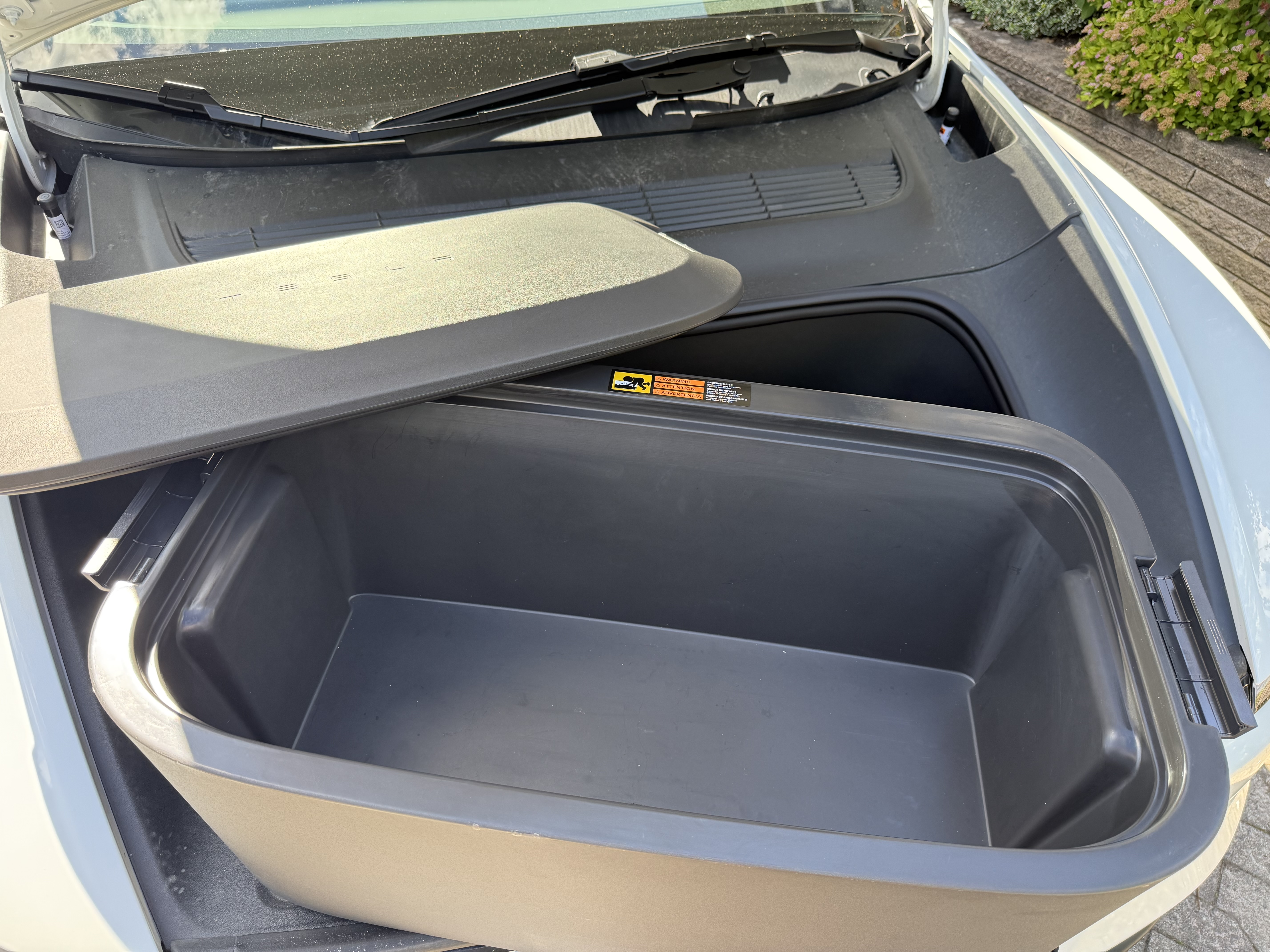 Original tesla frunk cooler – model y juniper (2025–)