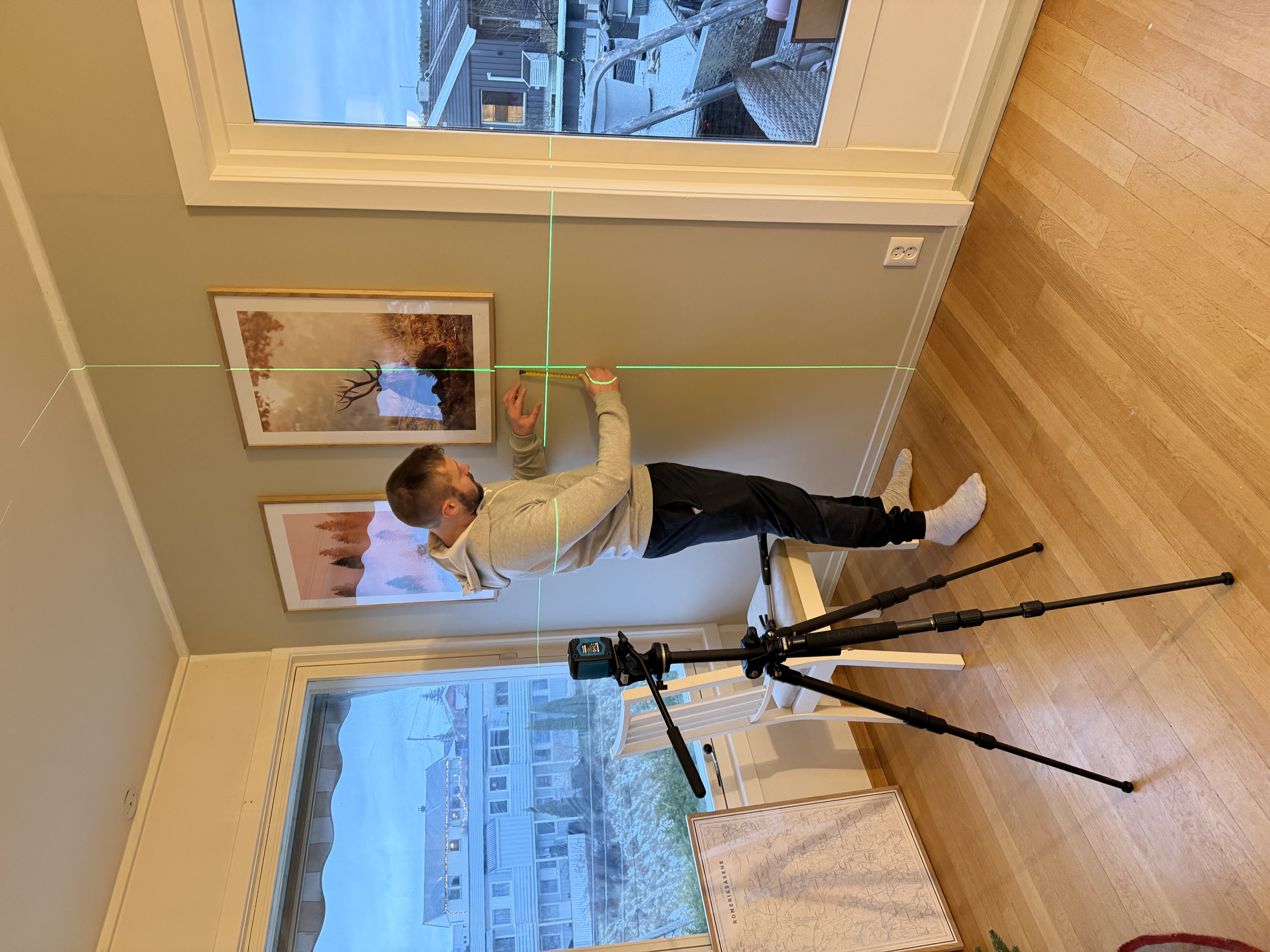 Krysslaser med stativ leies ut