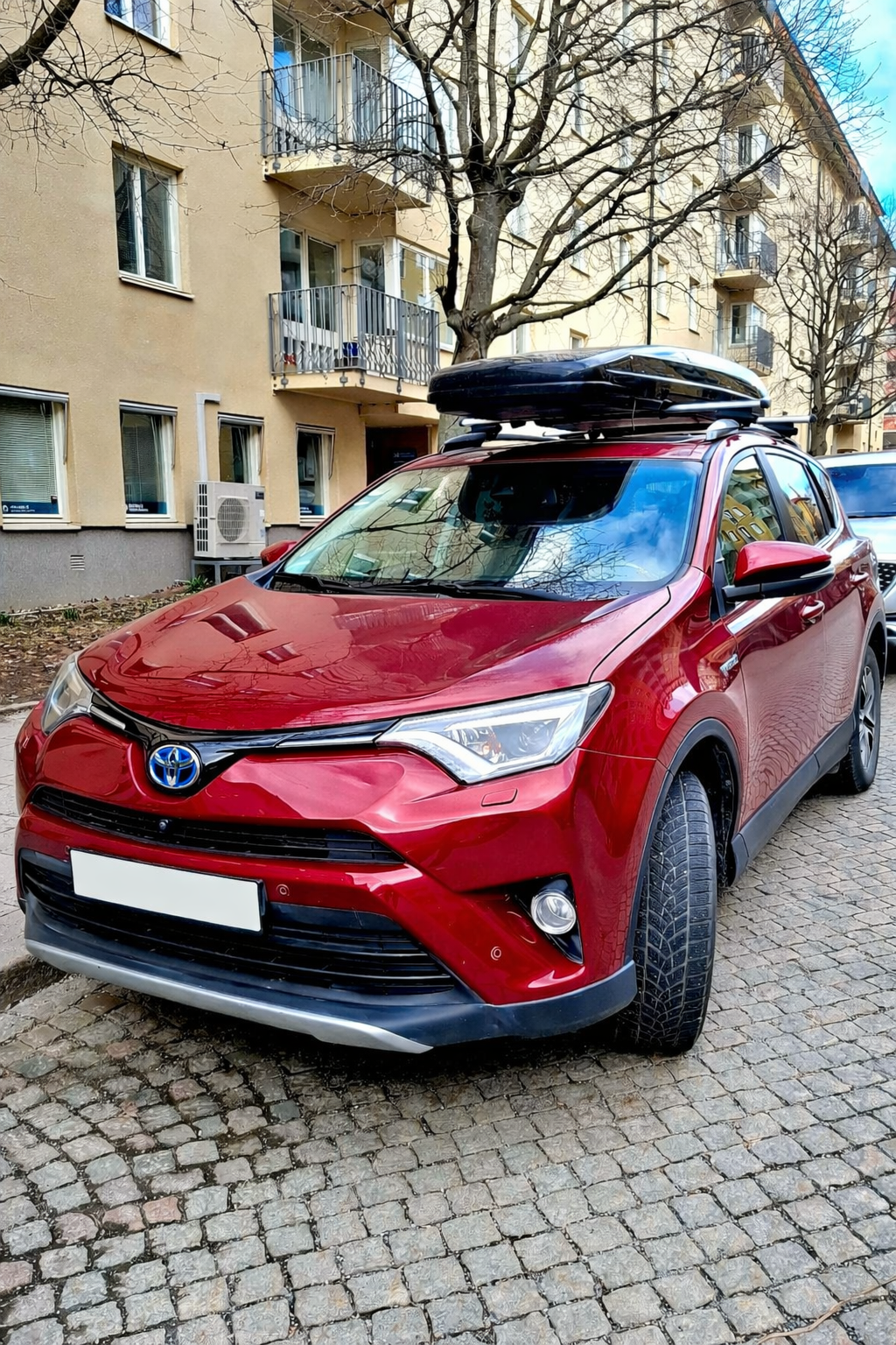 Toyota rav4 hybrid 2018 – suv automat med takbox, taklucka och dragkrok samt barnbilstol . 