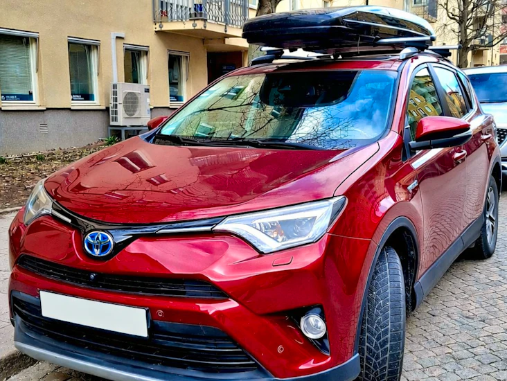 Toyota rav4 hybrid 2018 – suv automat med takbox, taklucka och dragkrok samt barnbilstol .