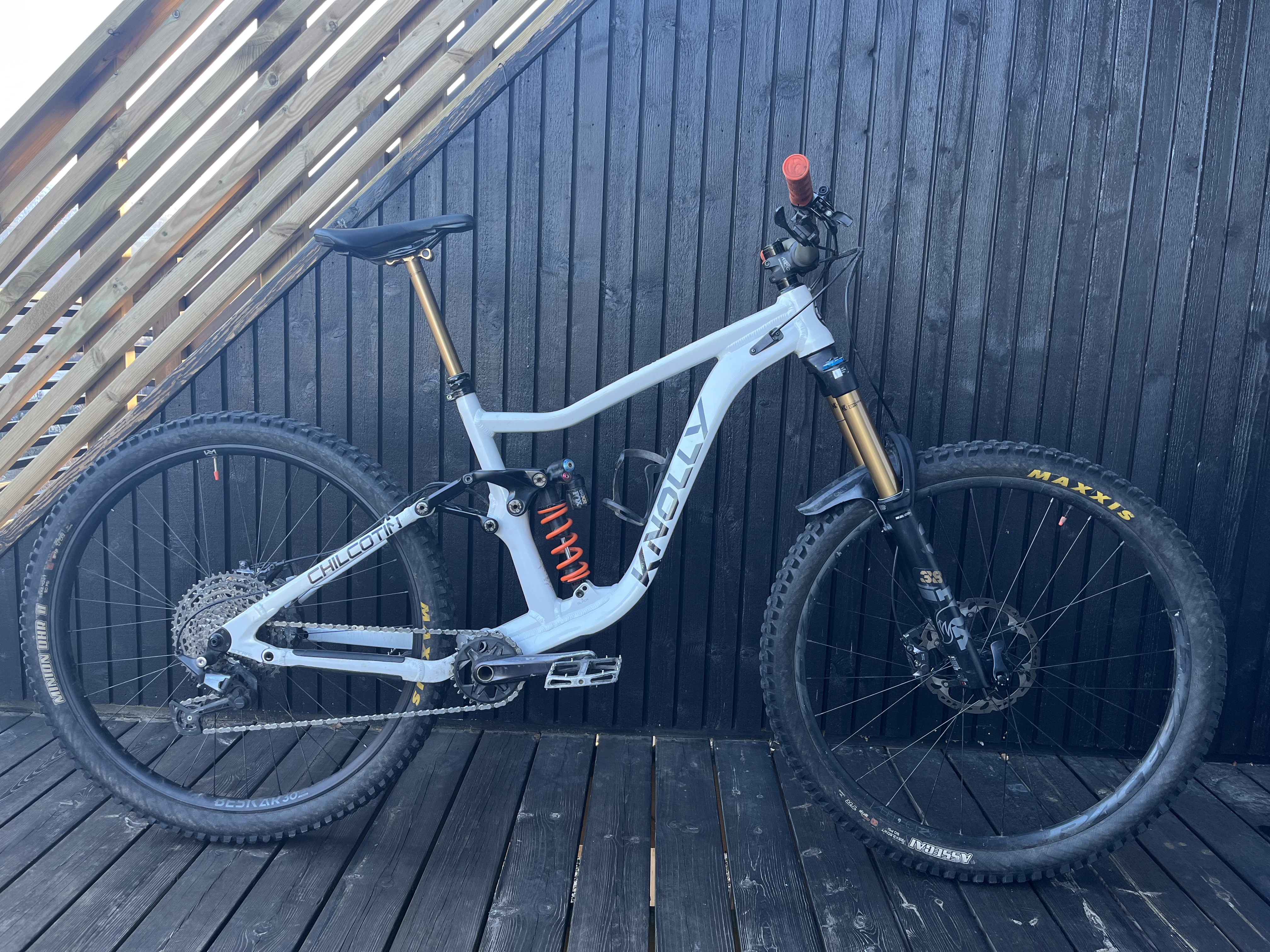 Fulldempet enduro terrengsykkel (large): knolly chilcotin 167