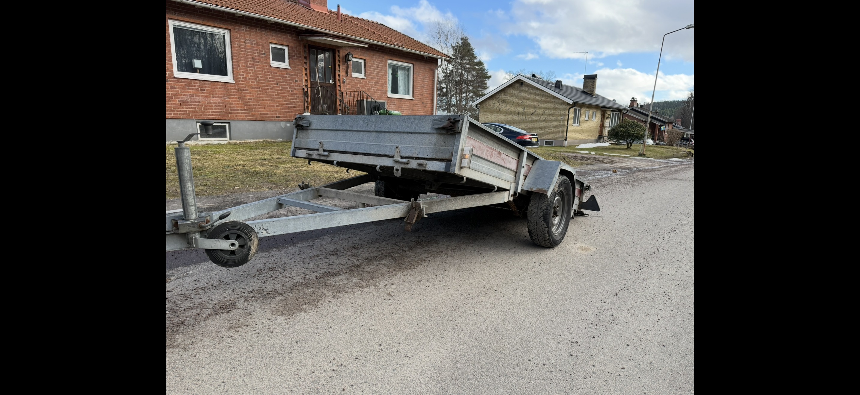 Öppen släpkärra med tipp